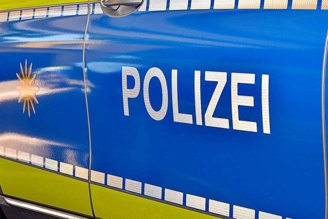 Werkhofmitarbeiter finden festgefahrenes Auto auf einem Spielplatz in Lrrach