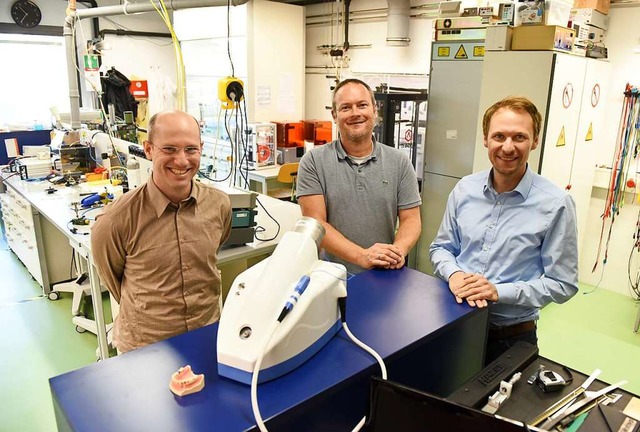 Loc Ledernez, Markus Altenburger und ... Labor vor dem Prototyp ihres Gertes.  | Foto: Rita Eggstein