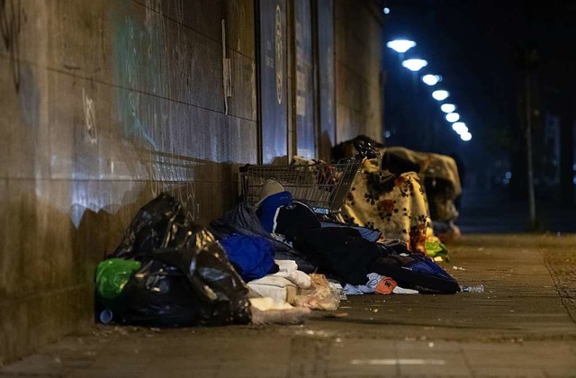 Schlafen auf der Strae samt Hab und G...r ein Bild in Grostdten (Symbolbild)  | Foto: Paul Zinken (dpa)