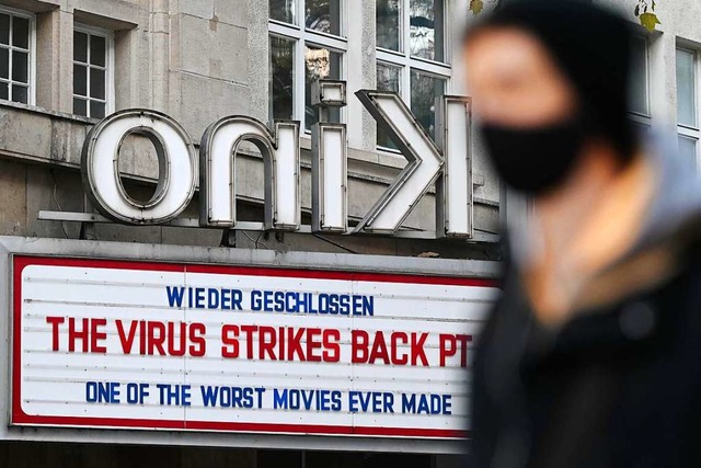Ein Kino in Stuttgart verweist Ende Dezember auf den neuerlichen Lockdown.  | Foto: Marijan Murat (dpa)