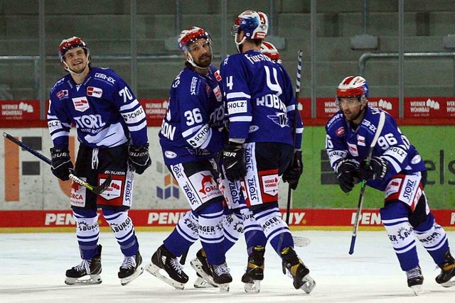 Treffsicher: Die Wild Wings bejubeln d...rke beim 5:2-Heimsieg gegen Straubing.  | Foto: Dieter Reinhardt