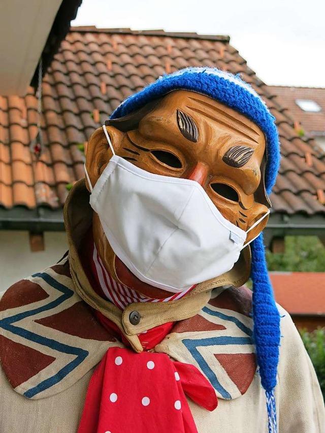 Was sich der Narrenrat der Pflumeschlu...er Corona-Maske ber dem Holzschemen?   | Foto: Erhard Morath