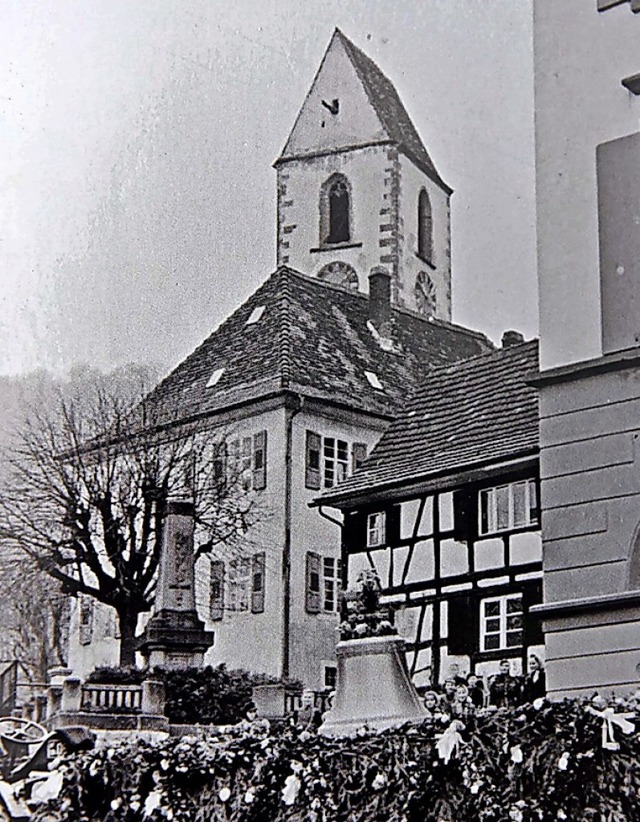 Ob auf diesem Bild von 1952 eine Linde zu sehen ist, ist umstritten.  | Foto: Heinz und Monika Vollmar