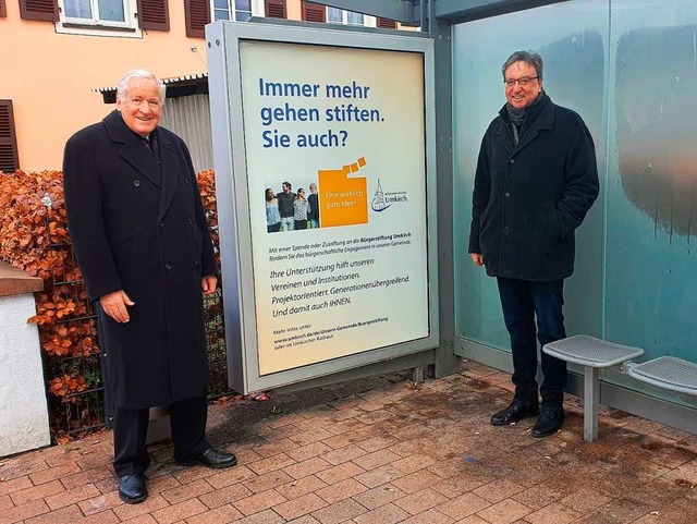 Uwe Blaurock und Brgermeister Walter ...er Bushaltestelle &#8222;Adler&#8220;.  | Foto: Julius Wilhelm Steckmeister