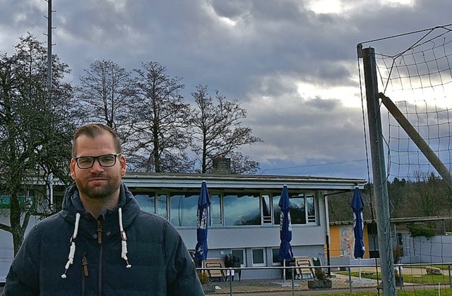 Raphael Burkart an der Sportanlage des SV Schwrstadt  | Foto: Heinz und Monika Vollmar