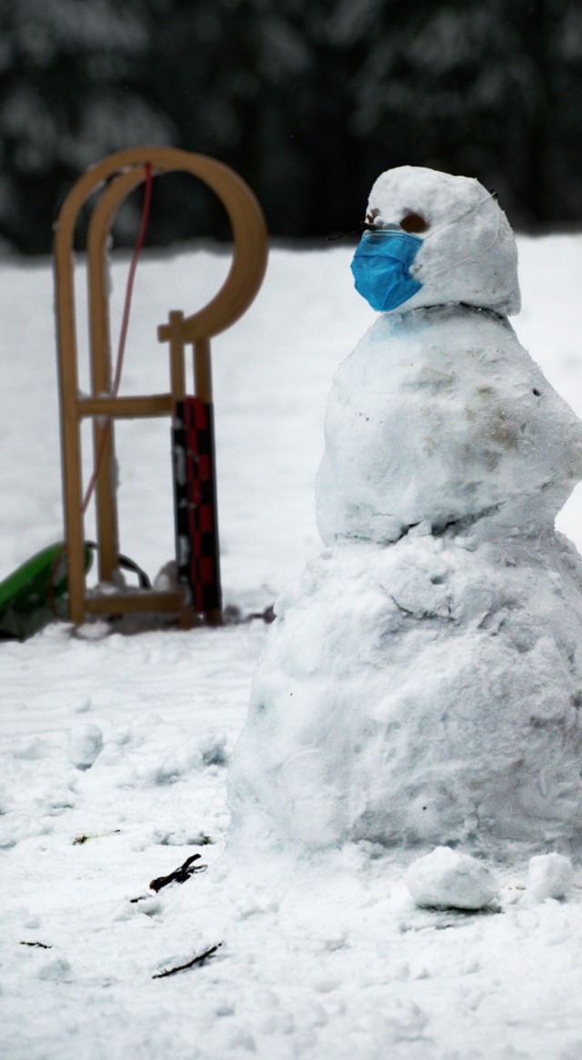 Selbst Schneemnner tragen derzeit Alltagsmaske.  | Foto: Henning Kaiser (dpa)