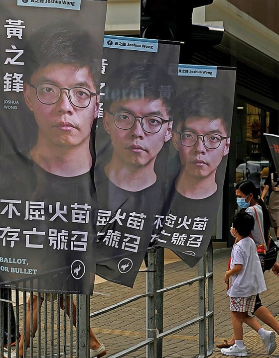 Banner mit dem Gesicht des Oppositionellen Joshua Wong  | Foto: Kin Cheung (dpa)