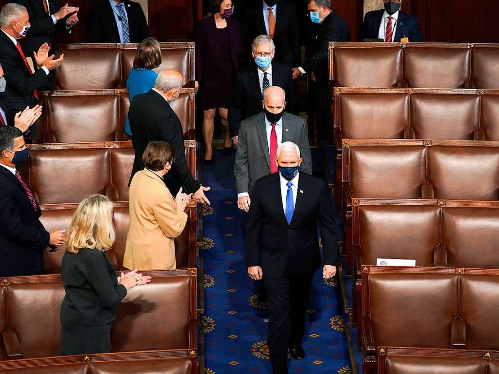 In der von Vizeprsident Pence geleiteten Sitzung sollten die Wahlmnnerstimmen der Prsidentenwahl gezhlt werden. Eigentlich ein symbolischer Akt.