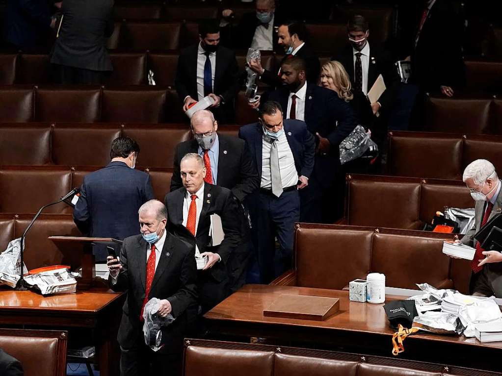 Die historische Sitzung, in der Trumps Wahlniederlage besiegelt wurde, musste hektisch unterbrochen werden.