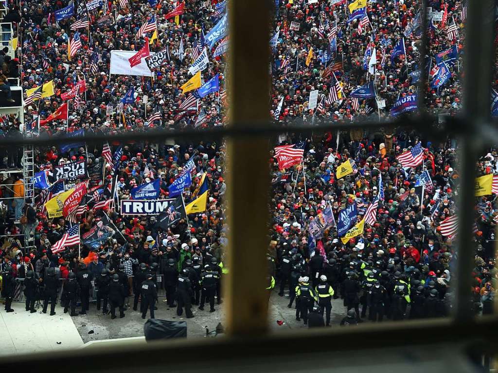 Trump-Anhnger strmten in das Gebude.