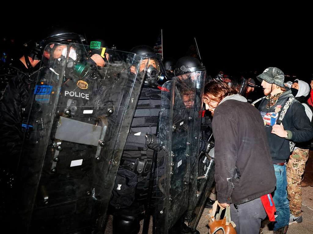 Erst nach Einbruch der Dunkelheit und nachdem eine Ausgangssperre erlassen wurde bekam die Polizei wieder die Kontrolle ber das Gelnde.