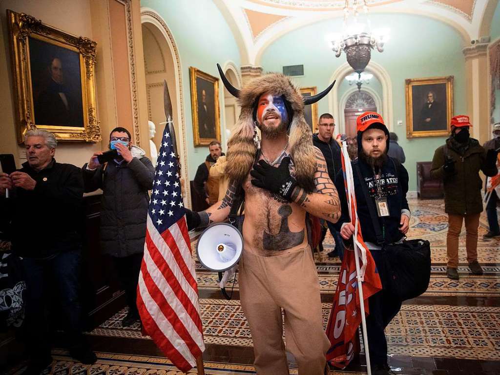 Was bleibt sind historische Bilder vom Sturm auf das Herz der amerikanischen Demokratie und vom Ende der Prsidentschafts Donald Trumps.