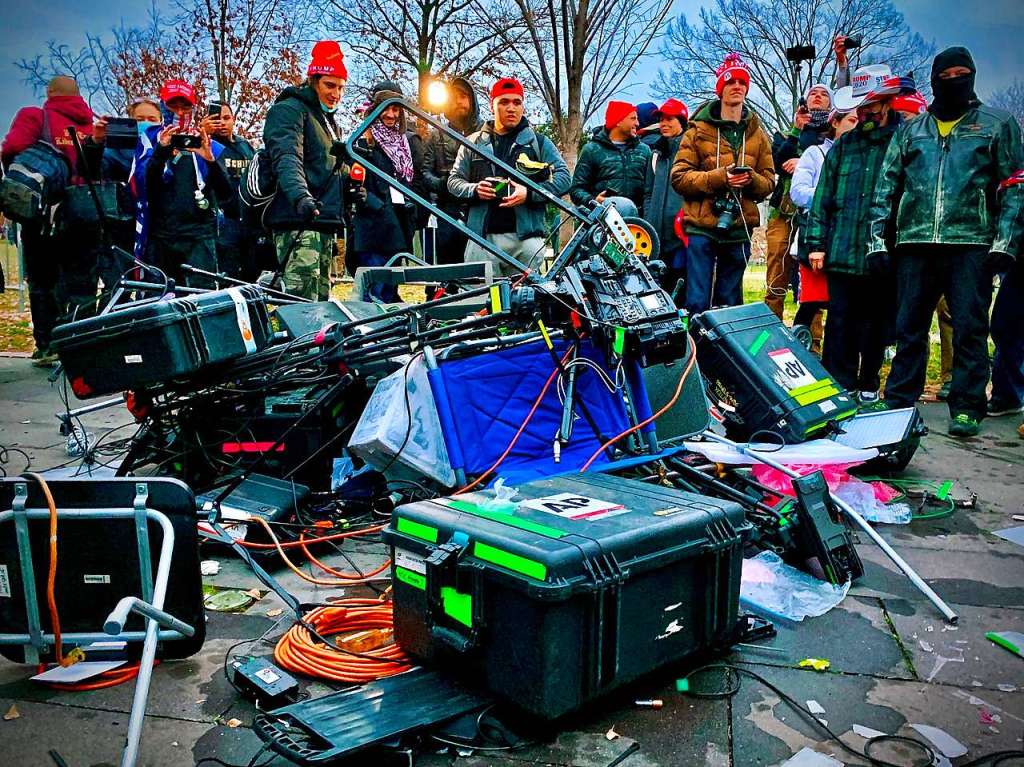 Auch Journalisten wurden angegriffen und mussten fliehen, ihr Material zurcklassen.