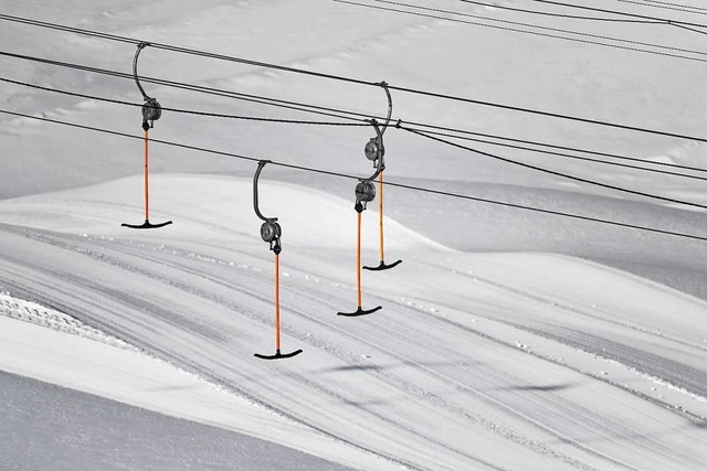 In Wieden und Todtnauberg kann man sich Skilifte mieten (Symbolbild).  | Foto: Angelika Warmuth (dpa)