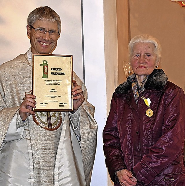 Gisela Isele wurde nach 46 Jahren Mesn...er im Bild mit  Pater Mathias Hanisch.  | Foto: suedkurier