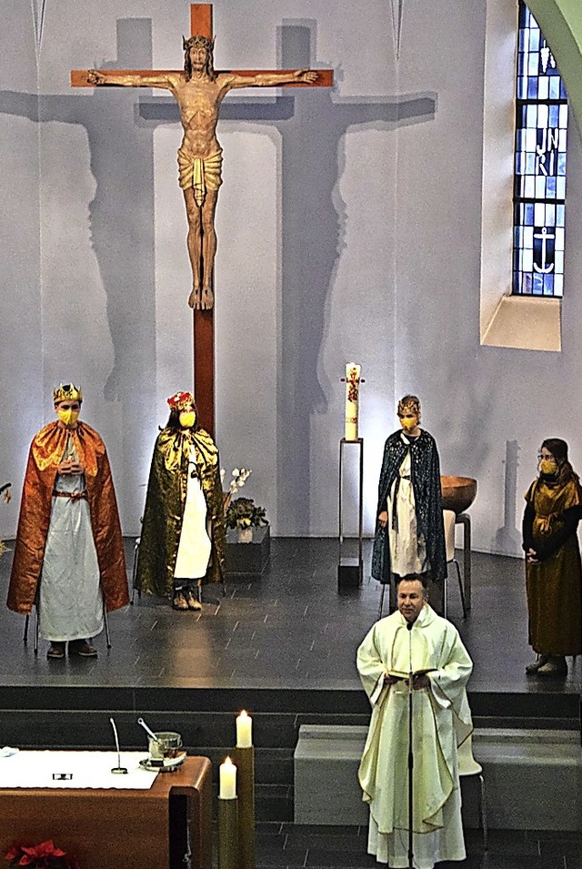 Die Sternsinger mit Pfarrer Gerd Mller in der Kirche St. Maria  | Foto: katholische Kirchengemeinde Weil 