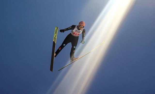 Auch der Tournee-Zweite Karl Geiger st...anze am Hochfirst in Titisee-Neustadt.  | Foto: Daniel Karmann (dpa)