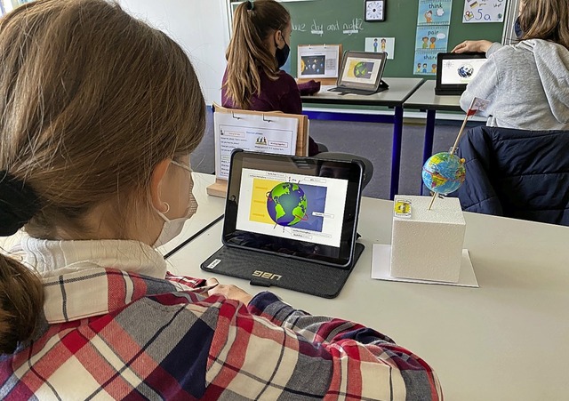 Die Arbeit mit Tablets gehrt ganz sel...terricht in der Breisacher Realschule.  | Foto: Manuela Schmitt