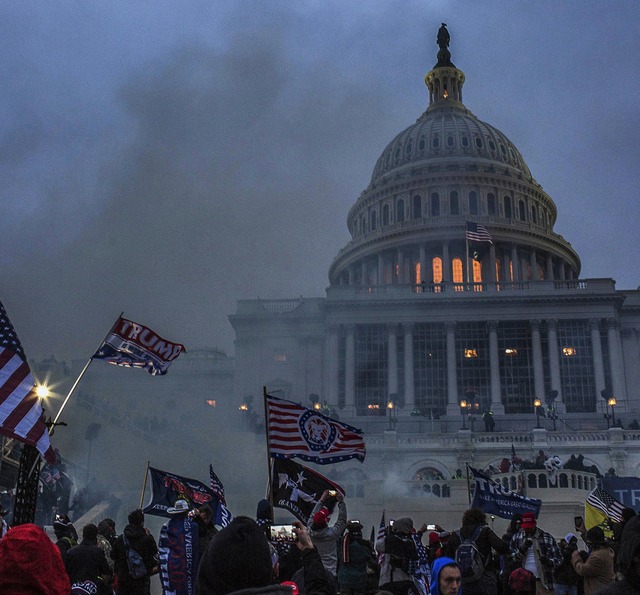 Massen von Trump-Anhngern strmen das...tand wird ihnen kaum entgegengebracht.  | Foto: Probal Rashid