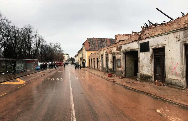 Ganze Straenzge wurden in dem kroatischen Erdbebengebiet zerstrt.  | Foto: Volker Mnch