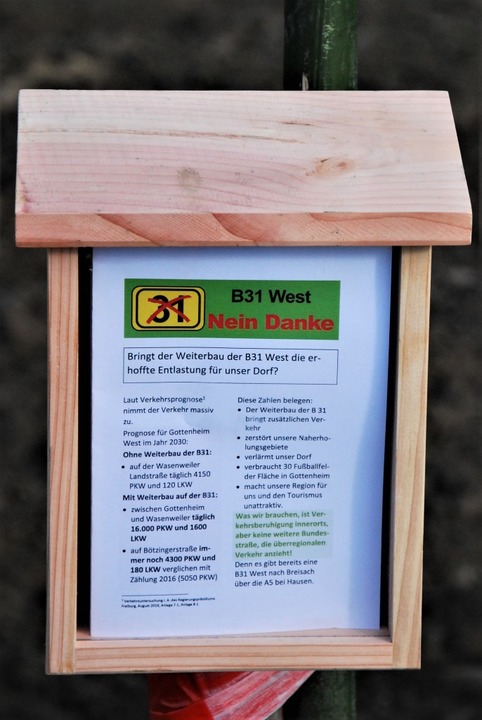 In Holzksten sind Infobltter der Got...gerinitiative zum Mitnehmen eingelegt.  | Foto: Thomas Barleon