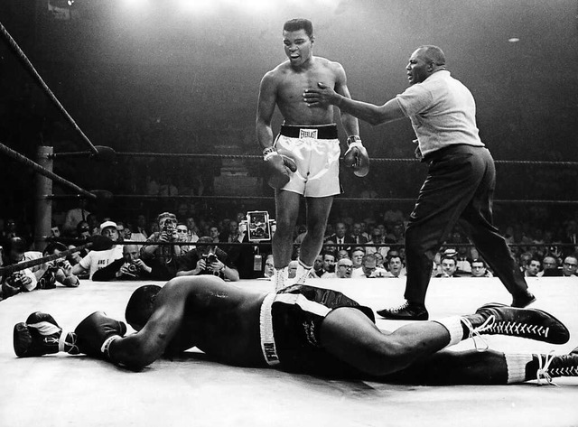 Mohammad Ali triumphiert, er hat soebe...mpfes um den WM-Titel K.O. geschlagen   | Foto: epu