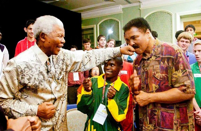 Zwei Jahrhundertgestalten, zwei Freund... Mandela und Mohammad Ali im Jahr 2003  | Foto: -