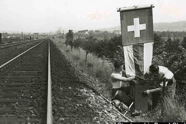 1939 markieren Schweizer Soldaten die ... Fremdenpolizei ber die Einwanderung.  | Foto: Walter Hflinger/Staatsarchiv Basel