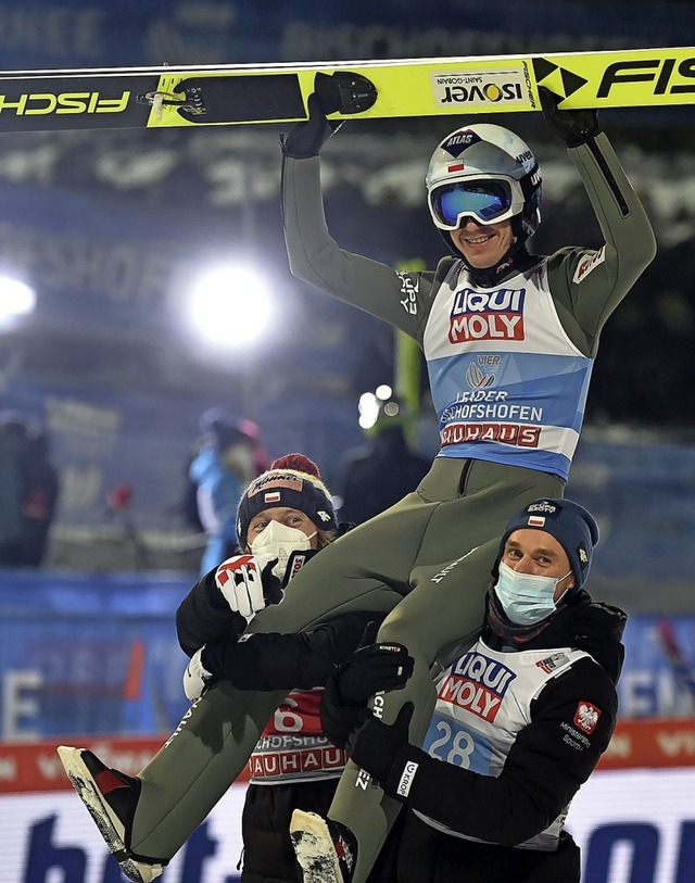 Die Teamkollegen tragen Kamil Stoch auf ihren Schultern.  | Foto: CHRISTOF STACHE (AFP)