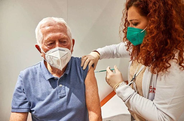 Eine medizinische Fachangestellte impft einen Senioren.  | Foto: Georg Wendt (dpa)