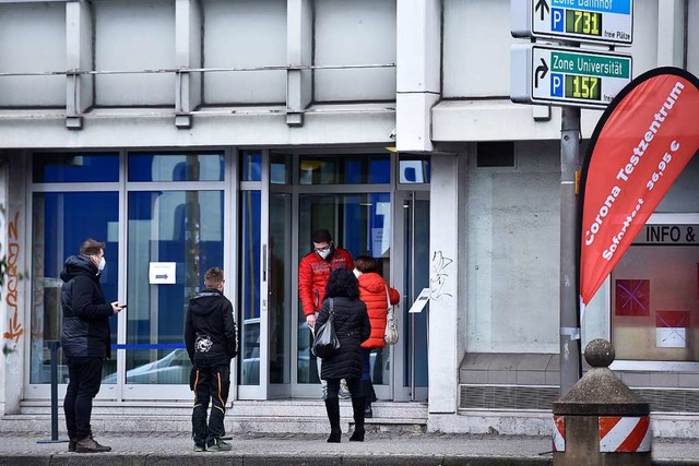 Wartende vor dem Schnelltestzentrum an der Schreiberstrae in Freiburg.  | Foto: Thomas Kunz