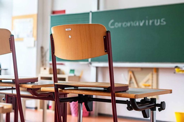 Die Corona-Pandemie sorgt weiterhin fr leere Klassenzimmer.  | Foto: Armin Weigel (dpa)