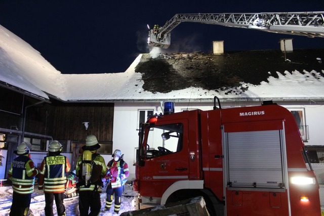 Die Feuerwehr war mit 63 Einsatzkrften im Einsatz.  | Foto: Erich Krieger