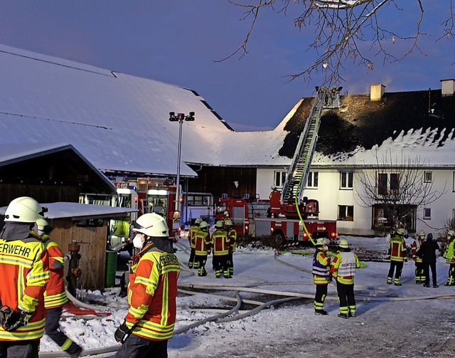 Mehr als 60 Einsatzkrfte von drei Feu...n in St. Peter am Freitag im Einsatz.   | Foto: Erich Krieger