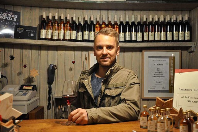 Jakob Gretzmeier im Verkaufsraum und der Probierstube des Weinguts in Merdingen.  | Foto: Klaus Riexinger