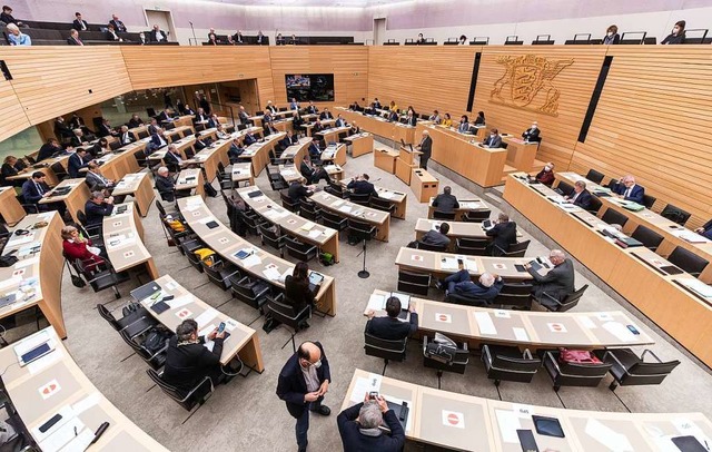 Abgeordnete sitzen bei einer Sondersit...en von Bund und Lndern im Plenarsaal.  | Foto: Christoph Schmidt (dpa)