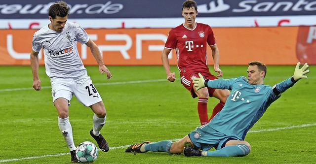 Gladbachs berragender Akteur Jonas Ho...er-Torhter Manuel Neuer keine Chance.  | Foto: Martin Meissner (dpa)