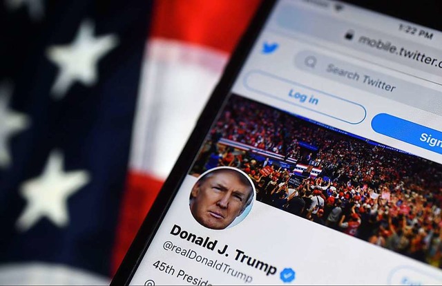 Auf Twitter macht Trump unfreiwillig die Flatter.  | Foto: OLIVIER DOULIERY (AFP)