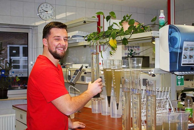 Alexander Fink berwacht die Messgert...nalysiert im Labor die Abwasserproben.  | Foto: Adelbert Mutz