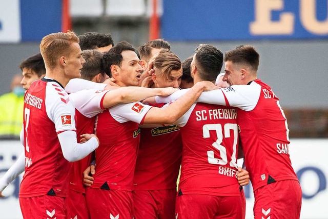 Jubel bei den Freiburgern: Mit 5:0 kon...burg gegen den 1. FC Kln durchsetzen.  | Foto: Sebastian Gollnow (dpa)