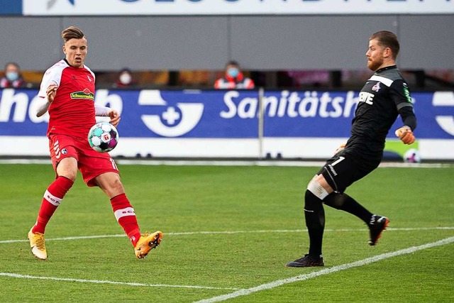 Ermedin Demirovi (links) vom SC Freibu...  beim Spiel gegen den FC Kln heraus.  | Foto: Sebastian Gollnow (dpa)