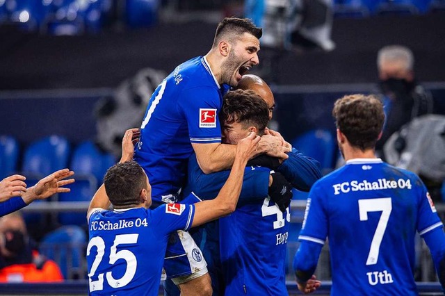 Die Spieler des FC Schalke 04 bejubeln das Tor zum 2:0.  | Foto: Guido Kirchner (dpa)