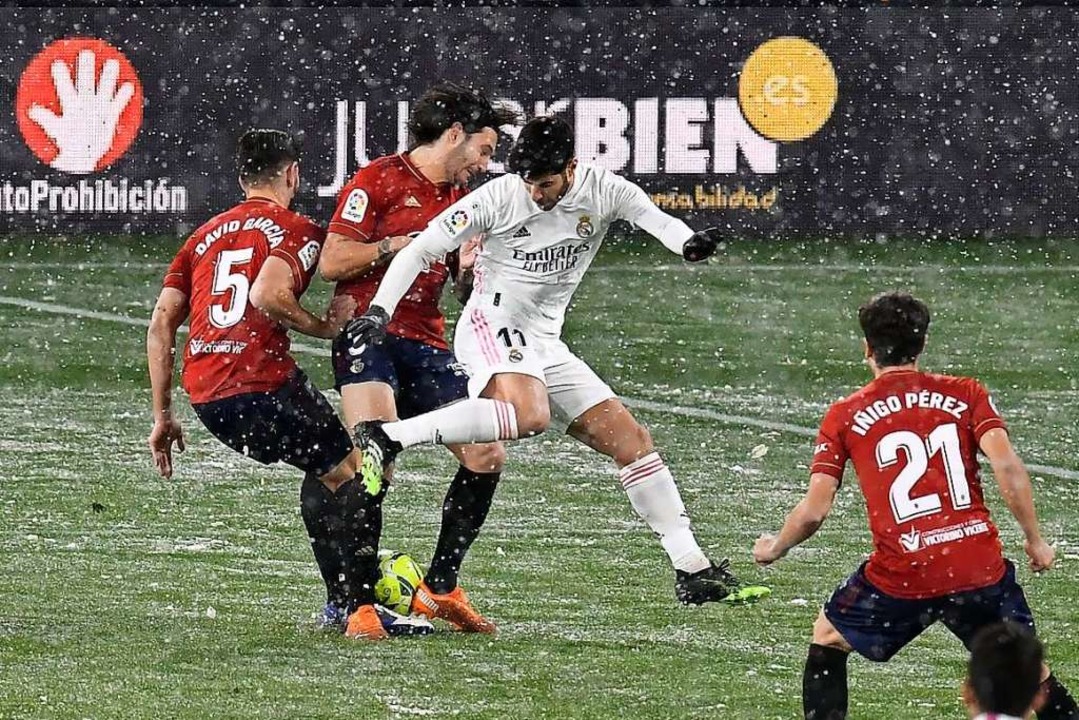 Auch beim Spiel des Fuballvereins Real Madrid in Pamplona fllt Schnee.  | Foto: Alvaro Barrientos (dpa)