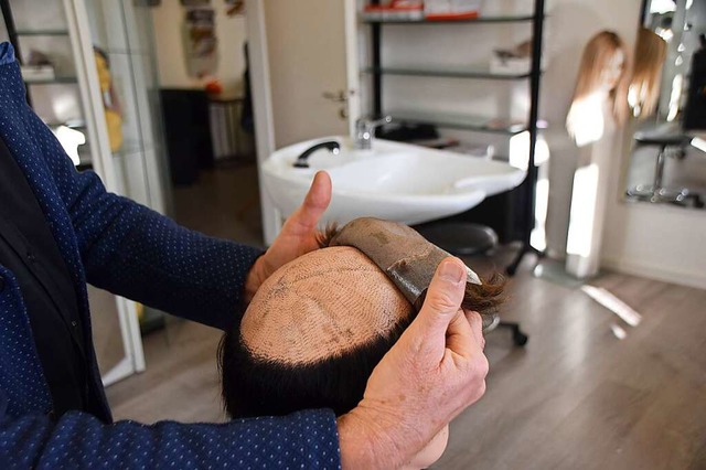 Der Haarersatz wird passend auf die Kahlstelle angefertigt.  | Foto: Horatio Gollin