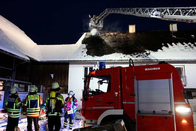 Die Feuerwehr war am Freitag mit einem...en brennenden Dachstuhl des Schafhofs.  | Foto: Erich Krieger