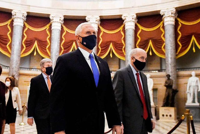 US-Vizeprsident Mike Pence, der lange...dem scheidenden Prsidenten gebrochen.  | Foto: OLIVIER DOULIERY (AFP)