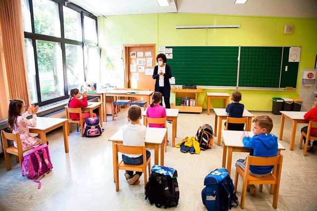 Unterricht mit Abstand, in hheren Kla... der Schulalltag anders aus als sonst.  | Foto: Luka Dakskobler