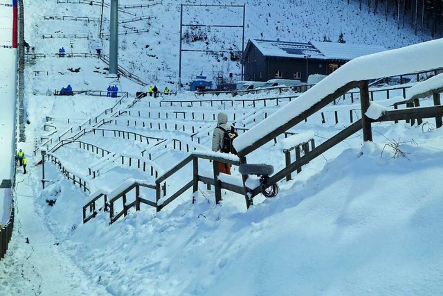 Nur der Schnee macht sich breit: Leere Rnge beim Skisprungweltcup.  | Foto: Peter Stellmach