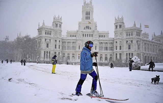 Die Plaza de Cibeles &#8211; normalerw...it rege als Wintersportareal genutzt.   | Foto: GABRIEL BOUYS (AFP)