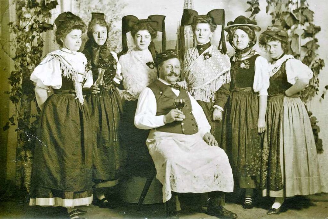 Die Aufnahme links zeigt Brezel-König ...der während eines Trachtenfestes 1909.  | Foto: Archiv Manfred Gallo